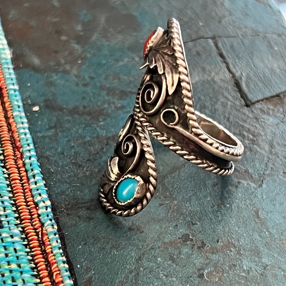 Vintage Native American Sterling Silver Turquoise and Coral Ring - Picture 3 of 9
